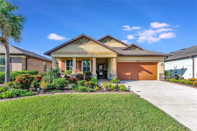 craftsman house featuring a front lawn and a garage