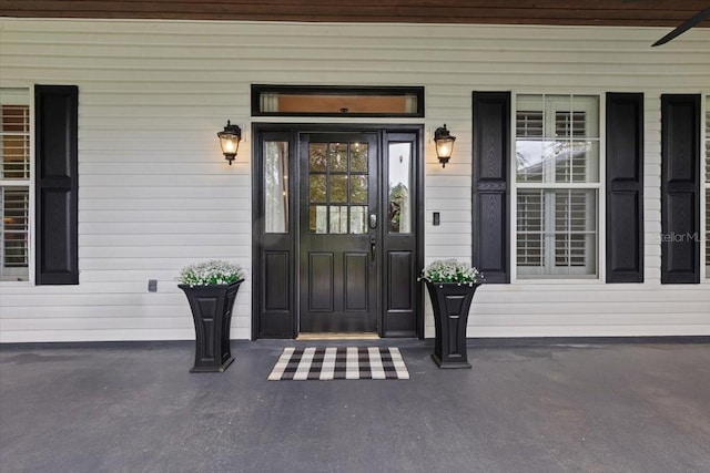 property entrance featuring a porch