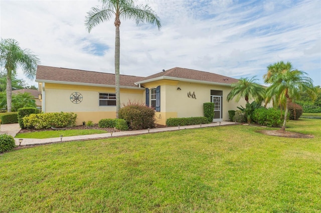 view of front of property featuring a front yard