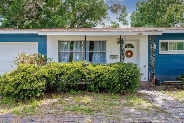 single story home featuring a garage