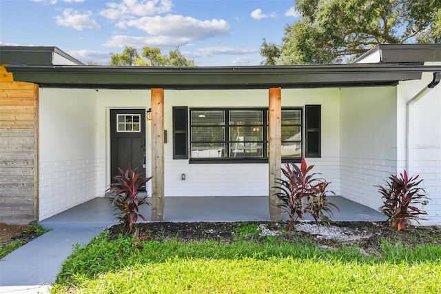 entrance to property featuring a porch