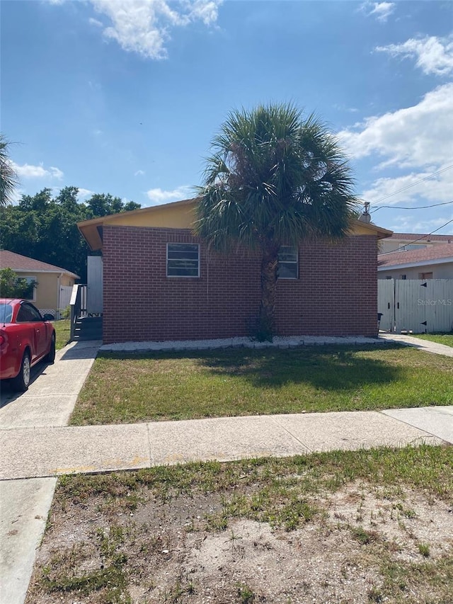 view of front of house featuring a front yard