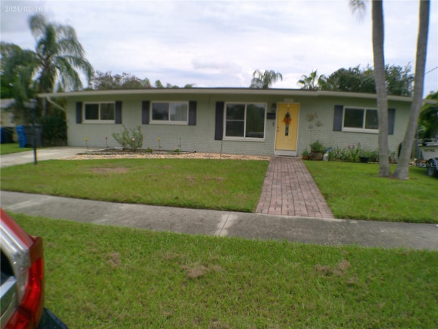 ranch-style house featuring a front yard