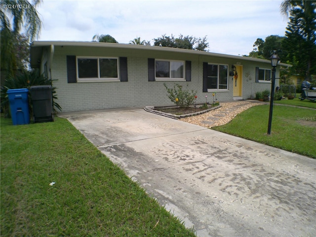 ranch-style house featuring a front yard