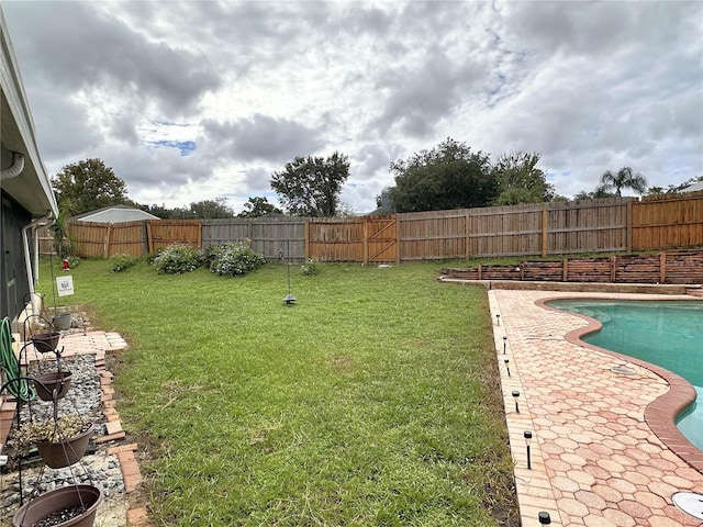 view of yard featuring a fenced in pool