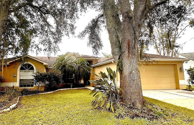 view of front of home featuring a front lawn and a garage