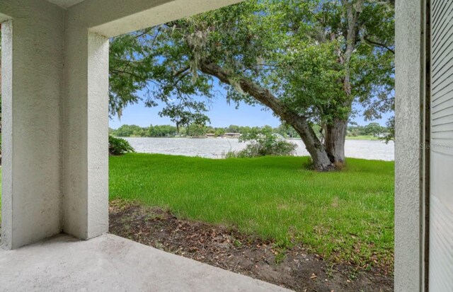 view of yard featuring a water view