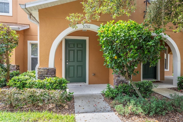 entrance to property featuring a porch