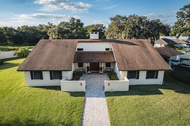 view of front of property featuring a front yard