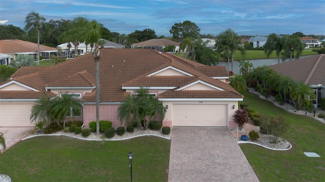 view of front of house featuring a garage and a front yard