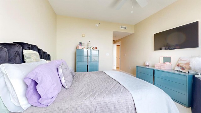 bedroom with ceiling fan