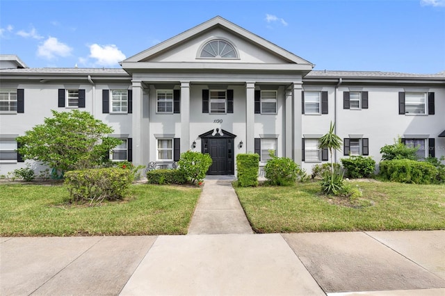 view of front of property featuring a front yard