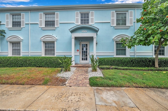 view of front of property with a front yard