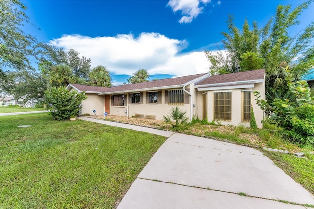 ranch-style home featuring a front lawn