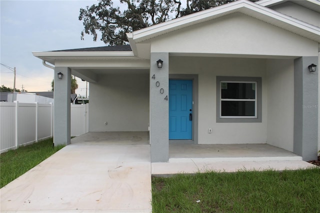 view of front facade featuring a carport