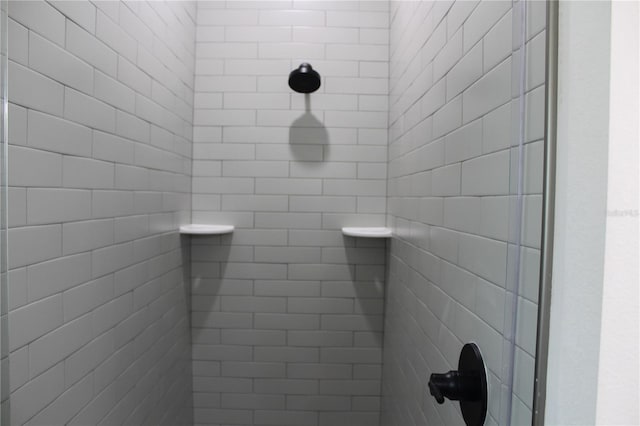 bathroom featuring a tile shower