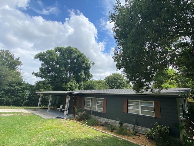 view of front of property featuring a front lawn