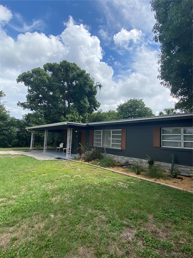 view of front facade featuring a patio area and a front yard