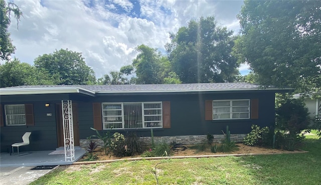 118 5th Jpv St, Winter Haven, FL 33880 - ranch-style house featuring covered porch and a front yard