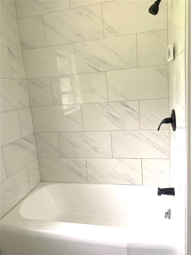 bathroom featuring tiled shower / bath combo