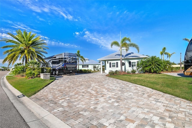 view of front facade featuring a front yard and a carport