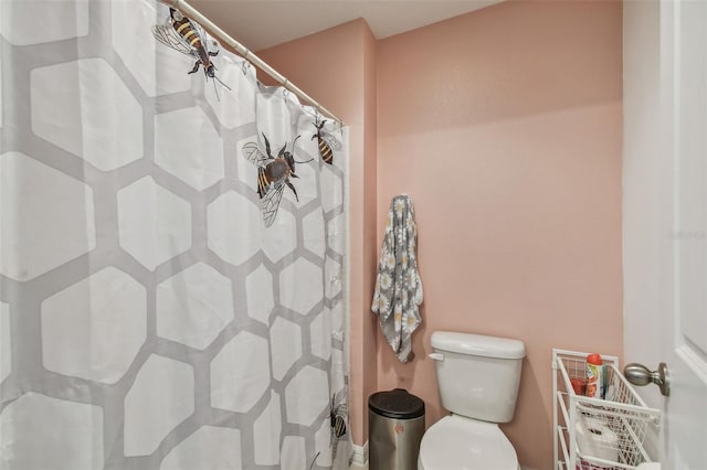 full bathroom featuring toilet and a shower with shower curtain