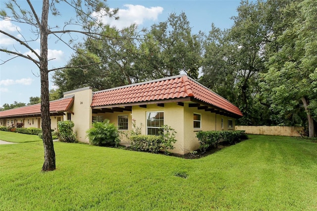 view of side of property featuring a lawn