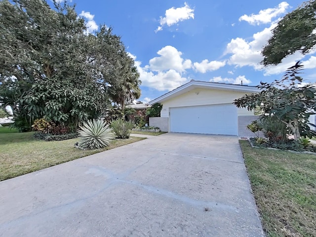 view of front of property featuring a front yard and a garage