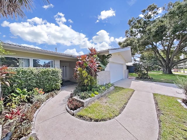 view of front of home featuring a front lawn and a garage