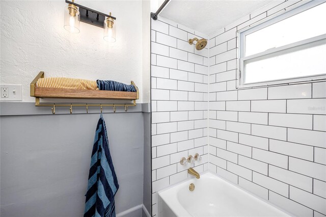 bathroom featuring tiled shower / bath combo