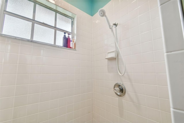 bathroom featuring tiled shower