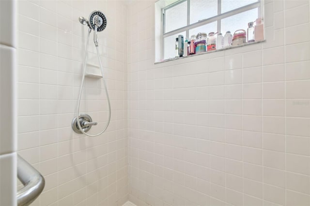 bathroom featuring tiled shower