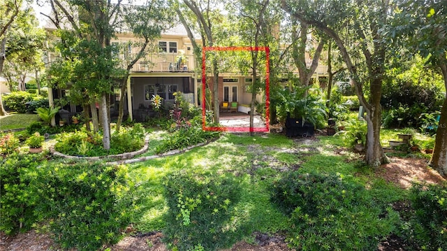 view of yard featuring a balcony