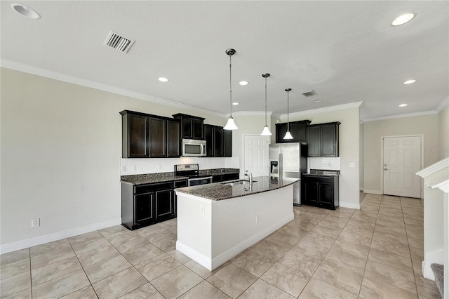 kitchen featuring hanging light fixtures, a kitchen island with sink, stainless steel appliances, ornamental molding, and sink