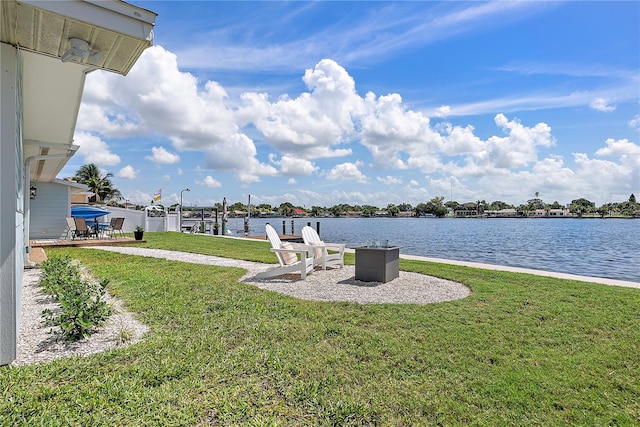 view of yard featuring a water view