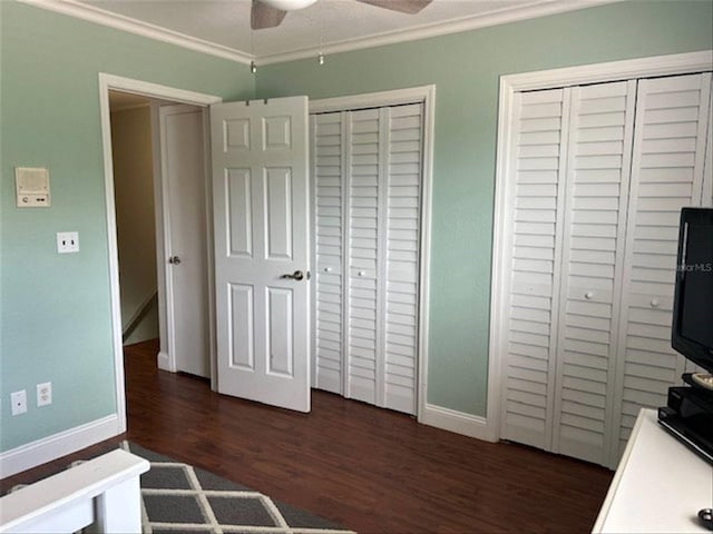 bedroom featuring ceiling fan, dark hardwood / wood-style floors, and crown molding