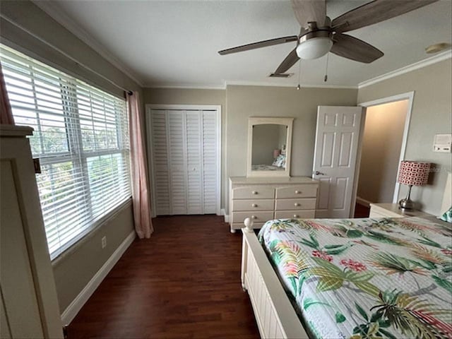 bedroom with dark wood-type flooring, a closet, ceiling fan, and crown molding