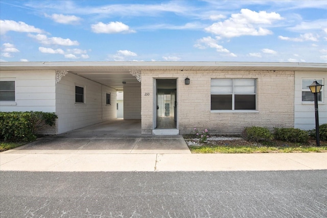 view of front facade featuring a carport