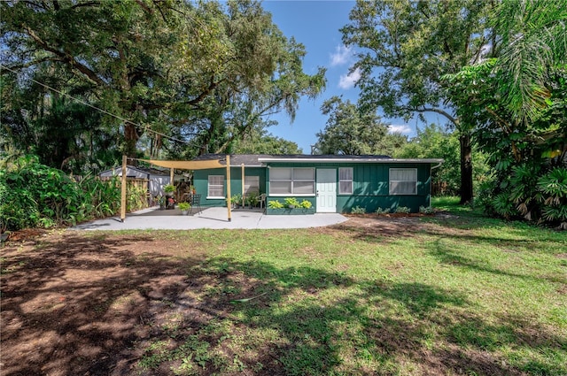 view of front of property featuring a patio and a front yard