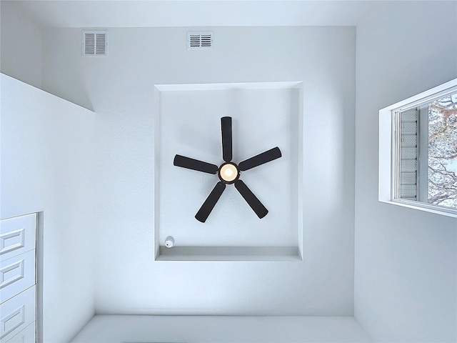 room details featuring ceiling fan