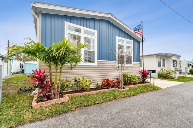 view of front of property featuring a front lawn