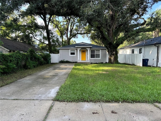 single story home featuring a front lawn