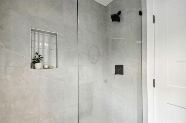 bathroom featuring tiled shower