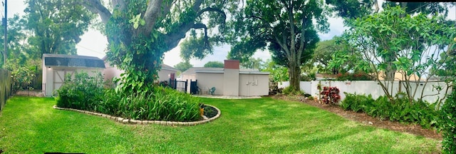 view of yard featuring a storage shed