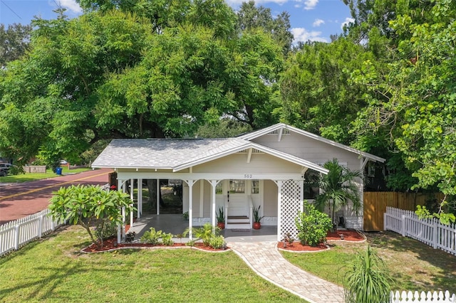 view of front of house featuring a porch and a front lawn