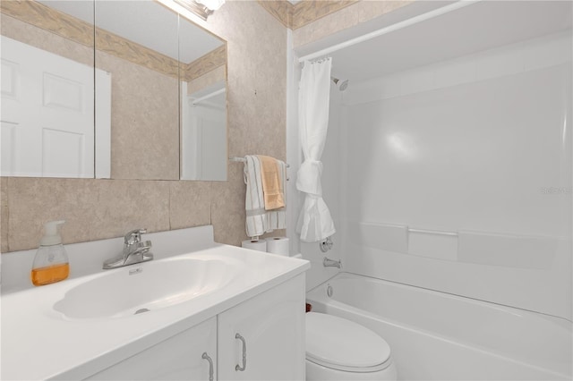 full bathroom featuring shower / tub combo with curtain, decorative backsplash, vanity, and toilet