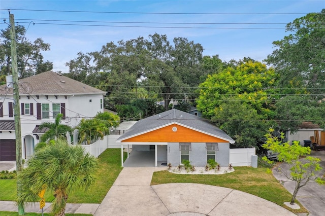 view of front of property featuring a carport and a front yard