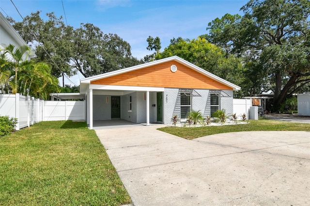 view of front of house featuring a carport and a front lawn