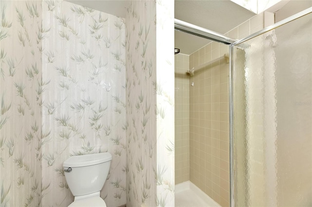 bathroom with toilet and curtained shower