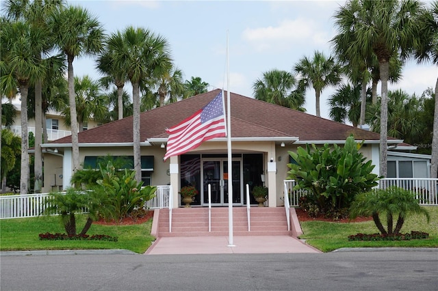 view of front facade featuring a front lawn and a porch